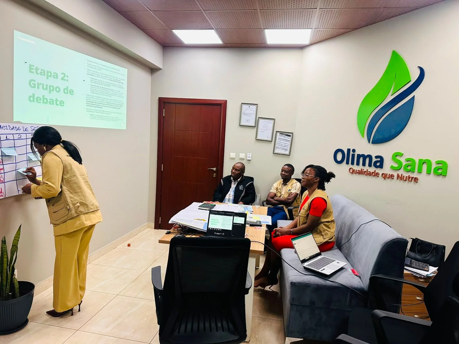 Participantes na sessão OCAP nos escritórios da Olima Sana Lda, Nampula