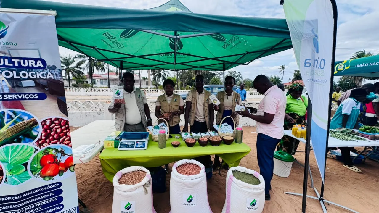 Equipa e produtos no stand da Olima Sana na feira agroecológica de Meconta.