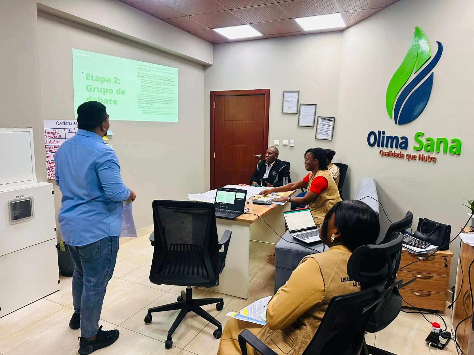 Sessão de formação em capacidade organizacional nos escritórios da Olima Sana