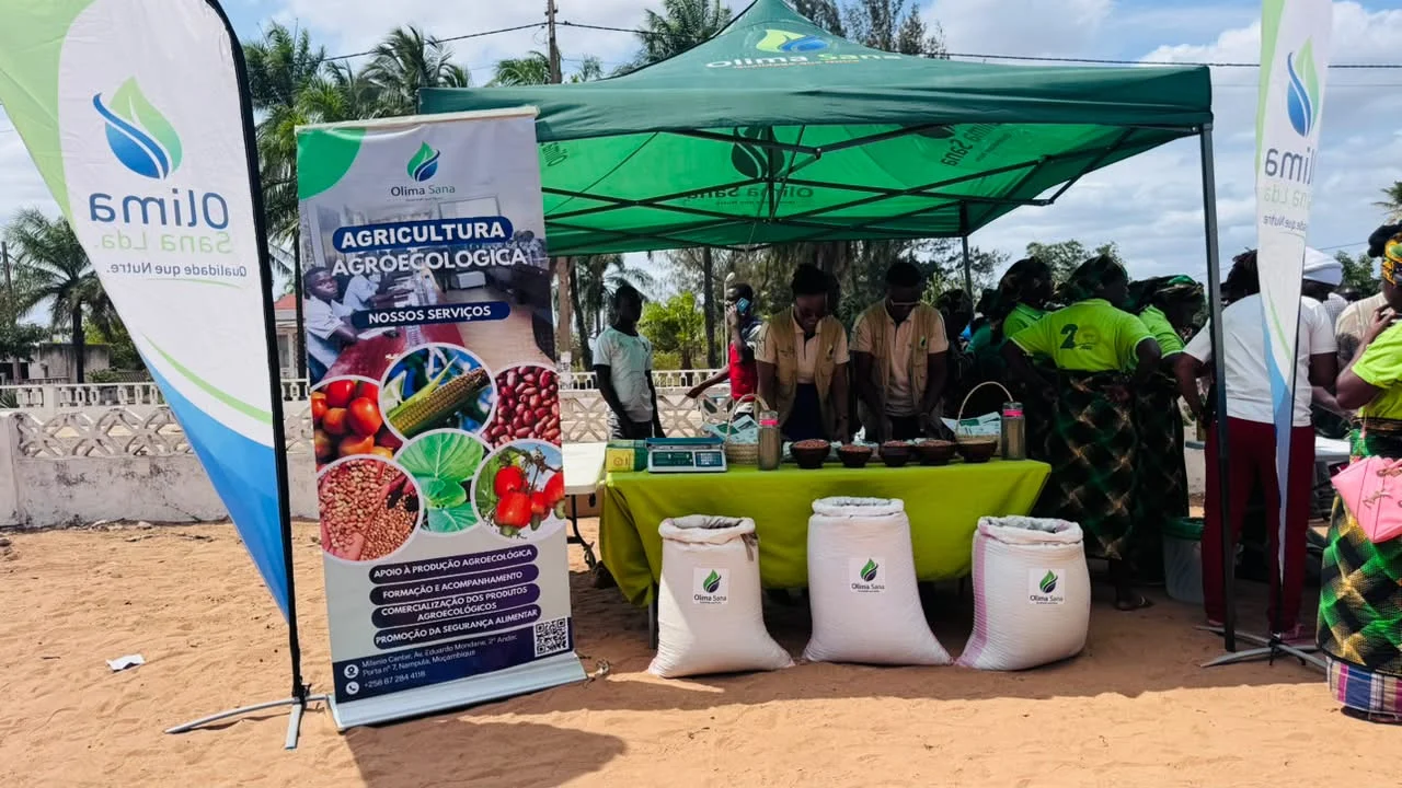 Exposição de produtos e atendimento no stand da Olima Sana.